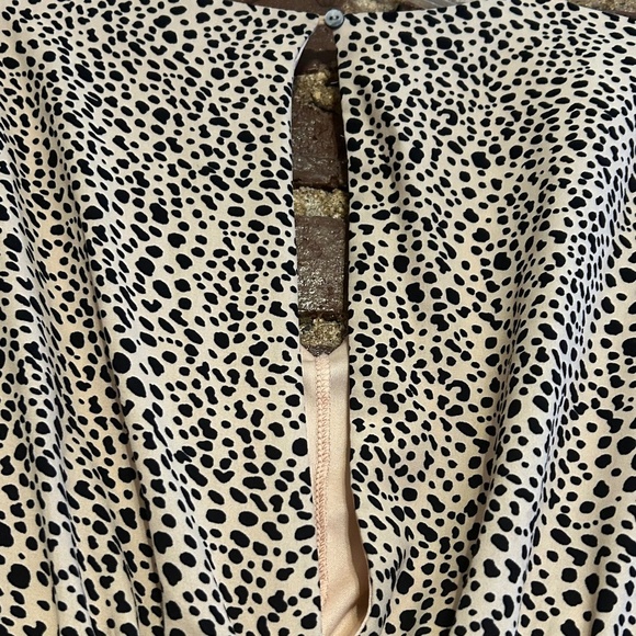 She + Sky Shorts Romper Animal Print V-Neck Peekaboo Back Slit Size S - Picture 8 of 10